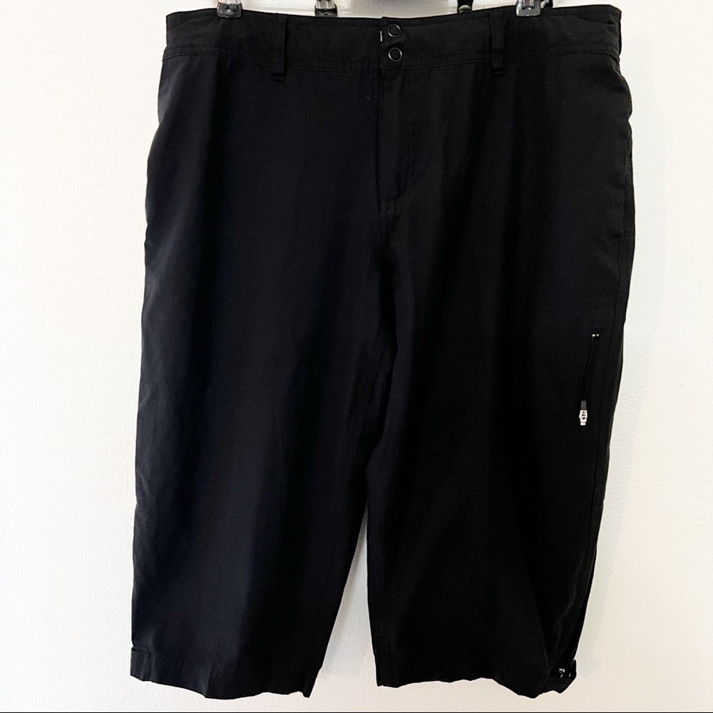 Danskin Now- black capris w/dbl snap/zipper front, leg snaps to adjust width
